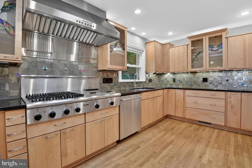 Image 6 of property listing at 13601 VALLEY DR, Rockville, MD 20850