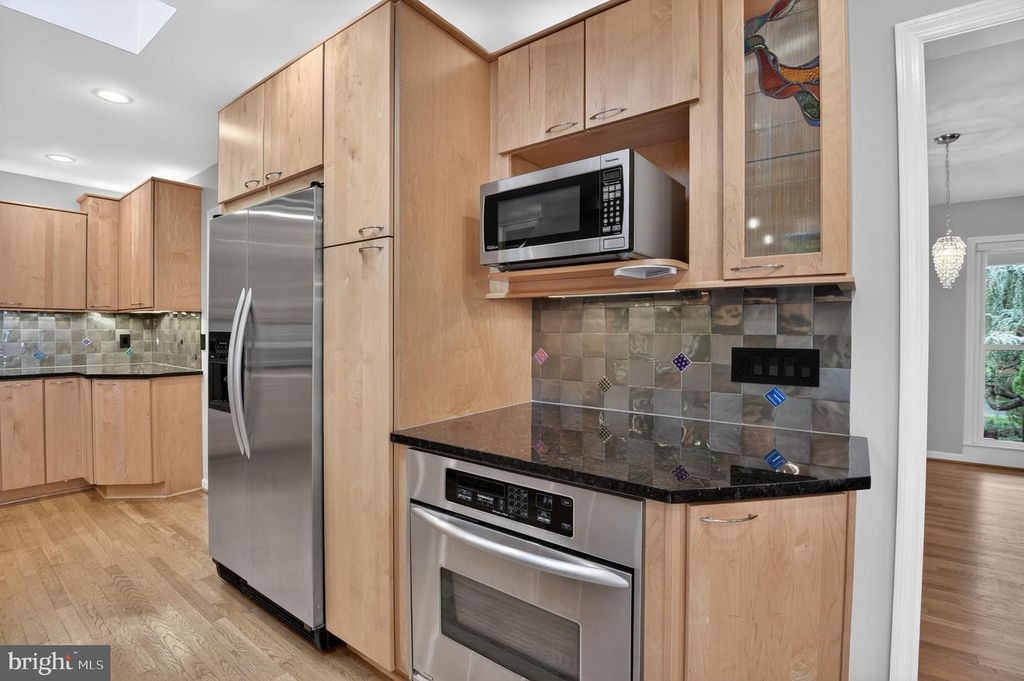 Image 8 of property listing at 13601 VALLEY DR, Rockville, MD 20850