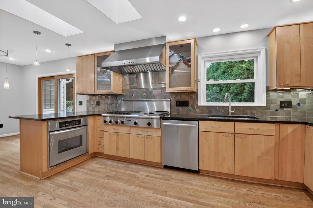 Image 9 of property listing at 13601 VALLEY DR, Rockville, MD 20850