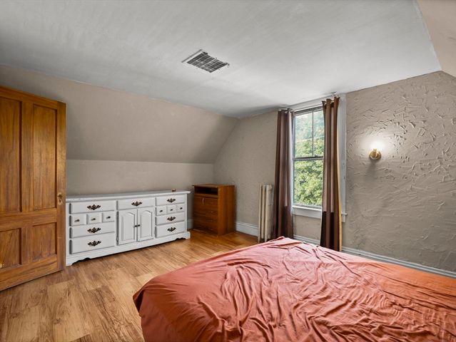 32 Bourne St, Lowell, MA 01852