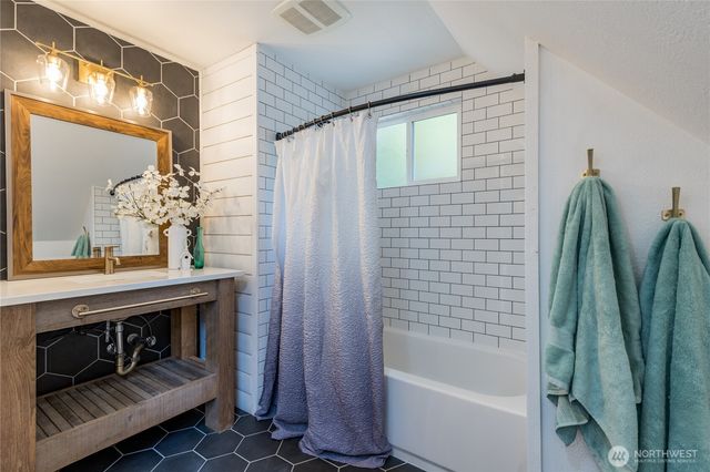 4908 W Tapps Drive E, Lake Tapps, WA 98391