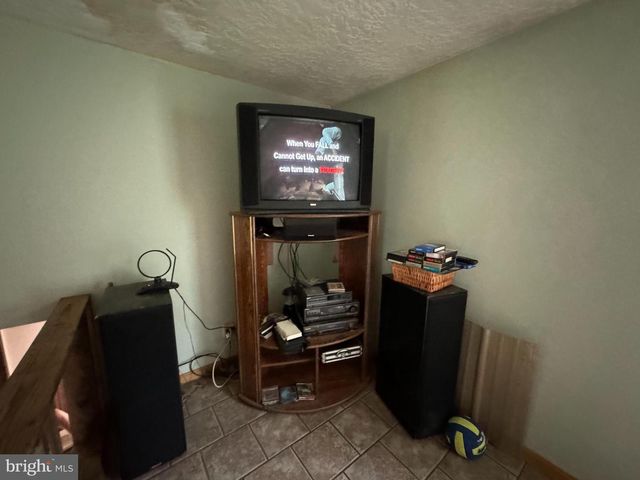 1941 CEDAR DR, Spring Grove, PA 17362