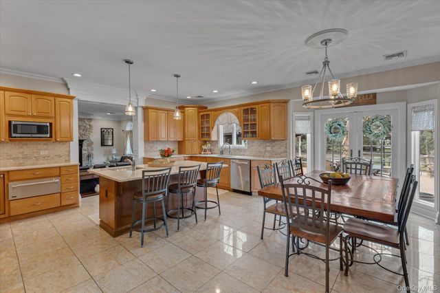 36 Fox Lane, Dix Hills, NY 11746