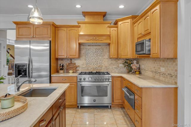 36 Fox Lane, Dix Hills, NY 11746