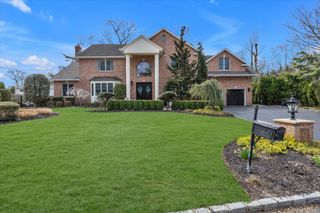36 Fox Lane, Dix Hills, NY 11746
