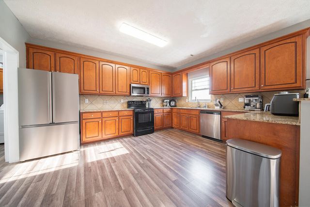 10 Lee Road 2174, Phenix City, AL 36870