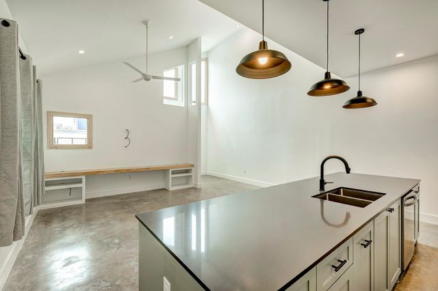 1717 Airline Drive B, Houston, TX 77009