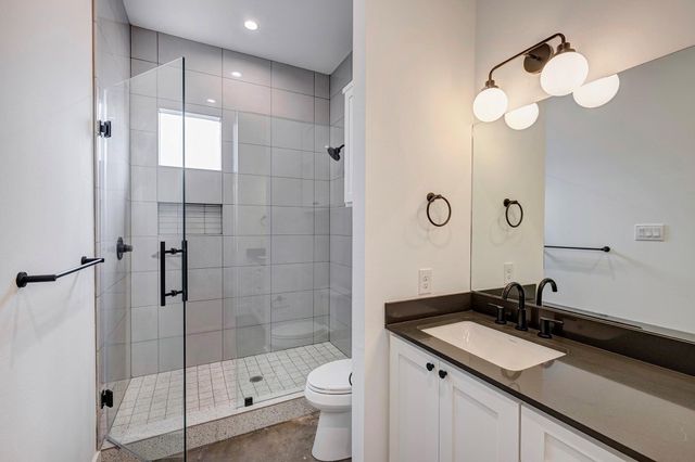 1717 Airline Drive B, Houston, TX 77009