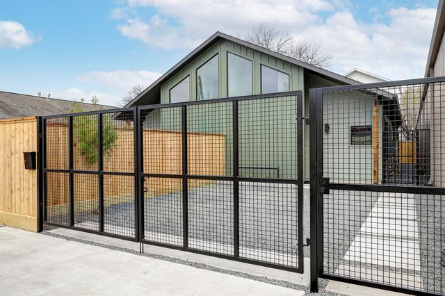 1717 Airline Drive B, Houston, TX 77009