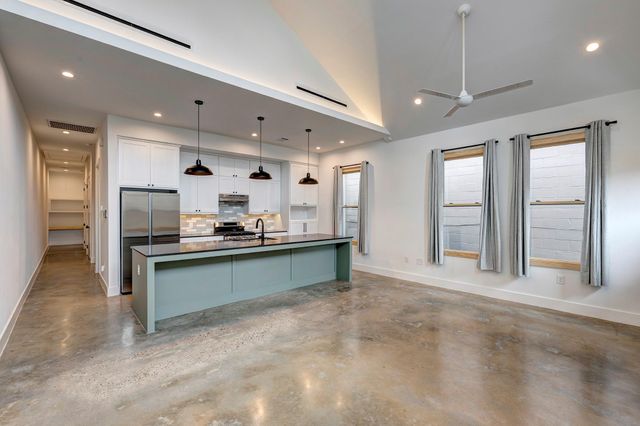 1717 Airline Drive B, Houston, TX 77009