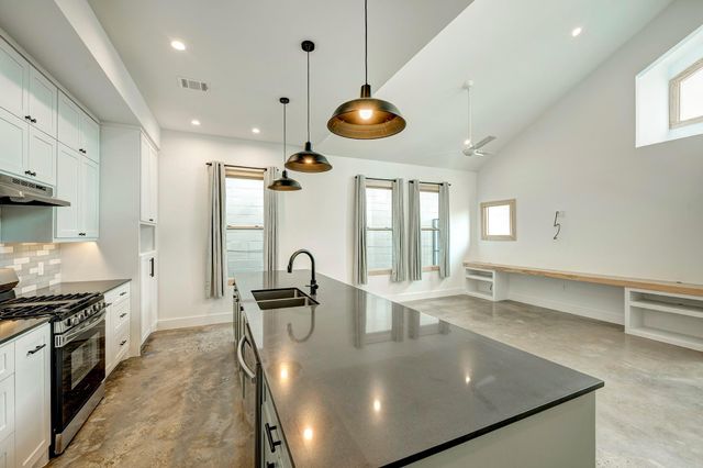 1717 Airline Drive B, Houston, TX 77009