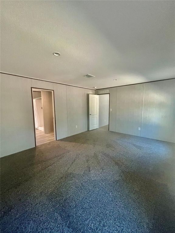 Image 14 of property listing at 400 S HOLLY AVENUE, Florahome, FL 32140