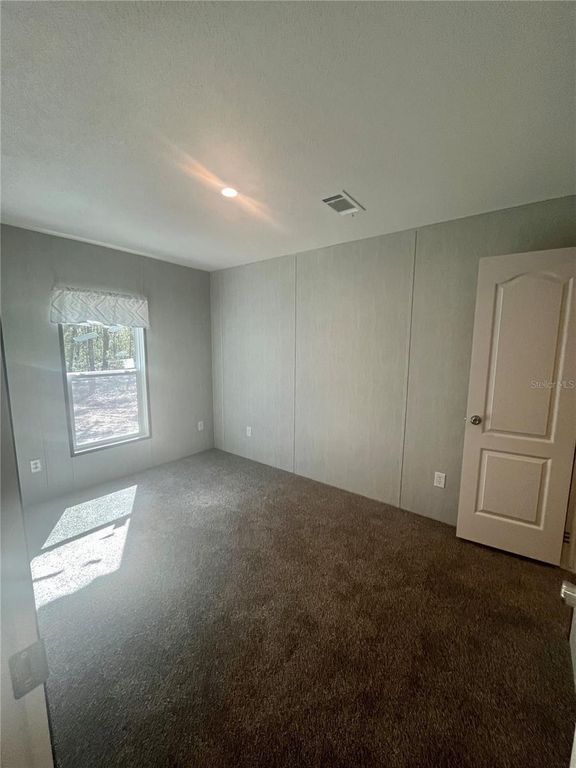 Image 21 of property listing at 400 S HOLLY AVENUE, Florahome, FL 32140