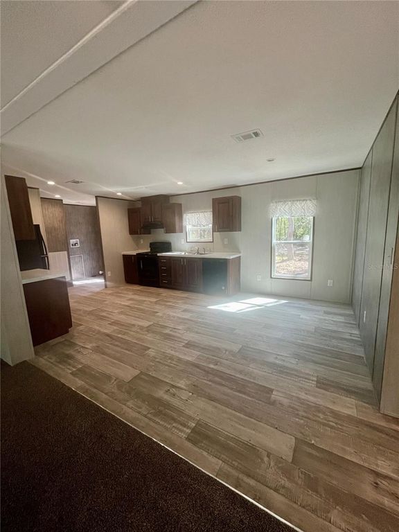 Image 8 of property listing at 400 S HOLLY AVENUE, Florahome, FL 32140