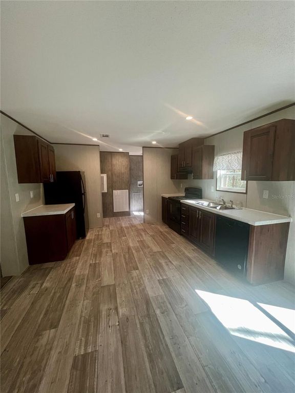 Image 9 of property listing at 400 S HOLLY AVENUE, Florahome, FL 32140