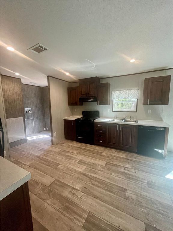 Image 10 of property listing at 400 S HOLLY AVENUE, Florahome, FL 32140