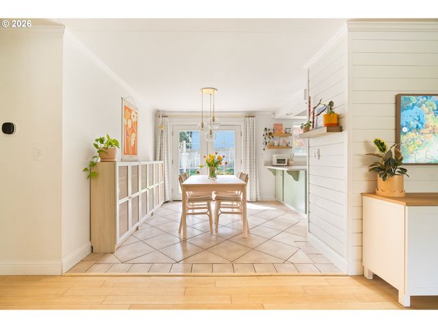 3850 CEDAROAK Dr, West Linn, OR 97068