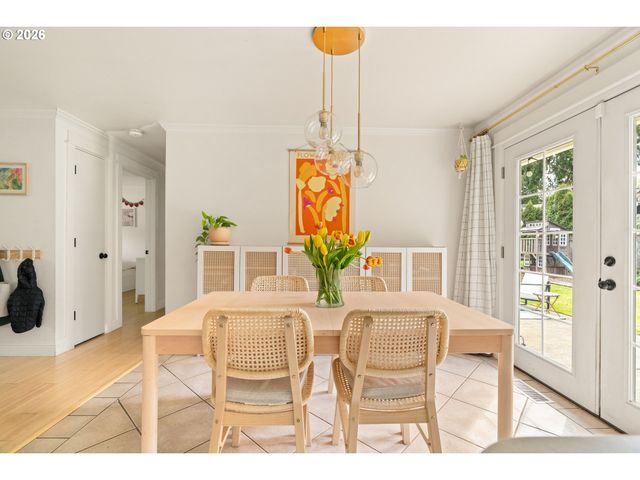 3850 CEDAROAK Dr, West Linn, OR 97068