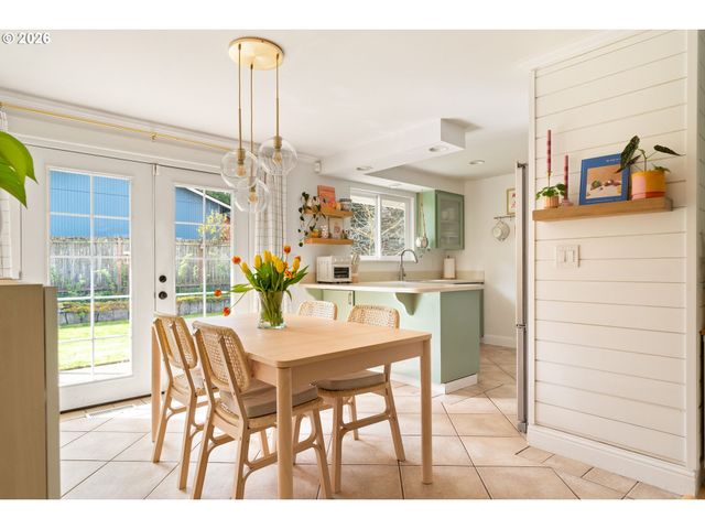 3850 CEDAROAK Dr, West Linn, OR 97068