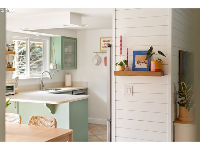 3850 CEDAROAK Dr, West Linn, OR 97068