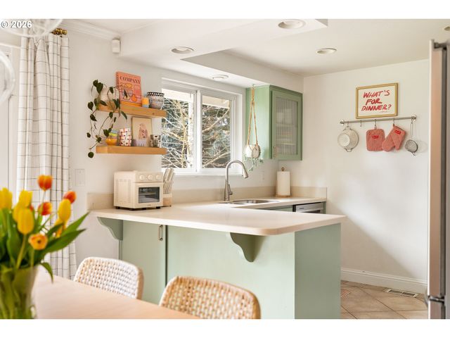 3850 CEDAROAK Dr, West Linn, OR 97068