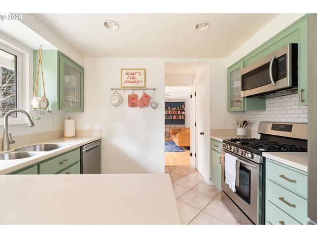 3850 CEDAROAK Dr, West Linn, OR 97068