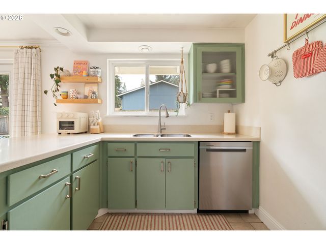 3850 CEDAROAK Dr, West Linn, OR 97068