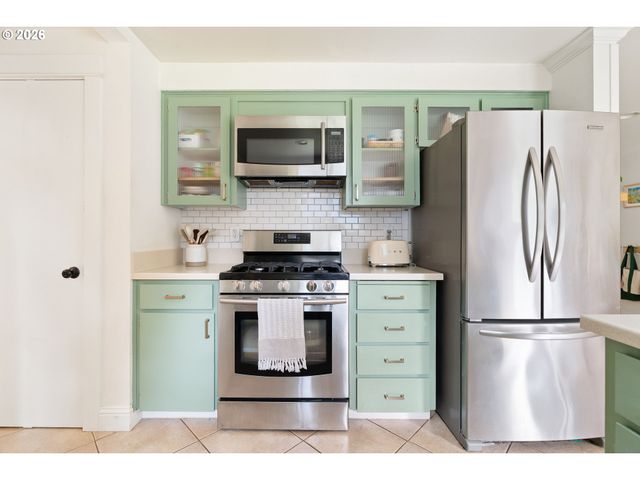 3850 CEDAROAK Dr, West Linn, OR 97068