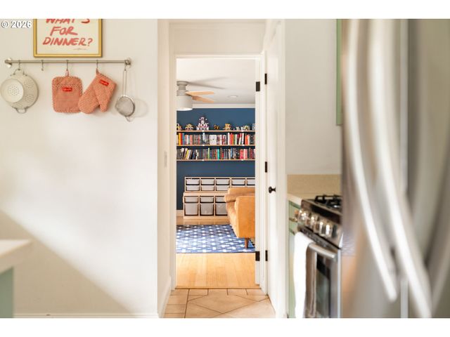 3850 CEDAROAK Dr, West Linn, OR 97068