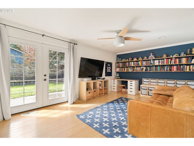 3850 CEDAROAK Dr, West Linn, OR 97068