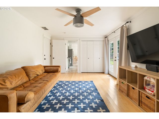 3850 CEDAROAK Dr, West Linn, OR 97068