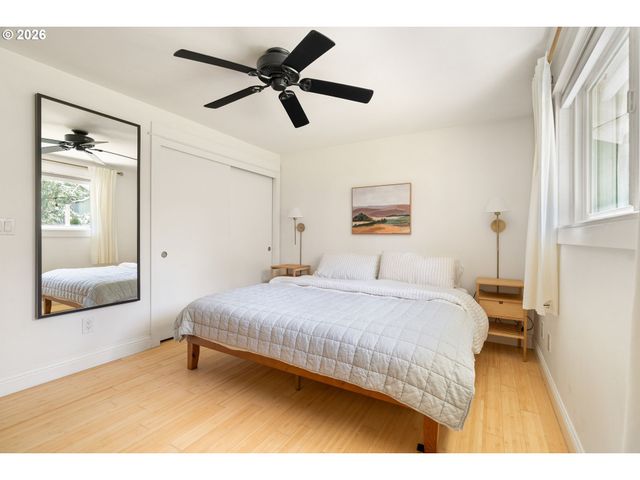 3850 CEDAROAK Dr, West Linn, OR 97068