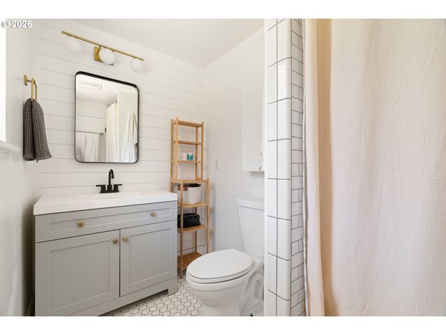 3850 CEDAROAK Dr, West Linn, OR 97068