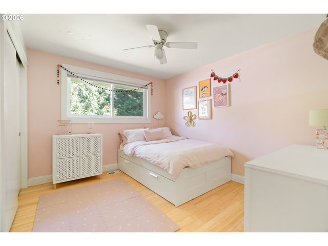 3850 CEDAROAK Dr, West Linn, OR 97068