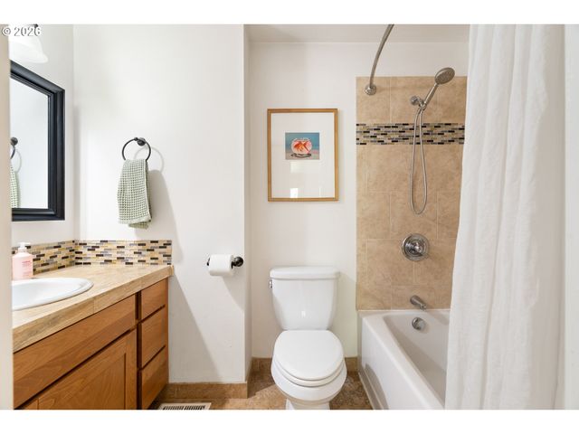 3850 CEDAROAK Dr, West Linn, OR 97068