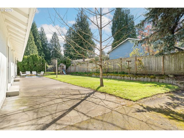 3850 CEDAROAK Dr, West Linn, OR 97068