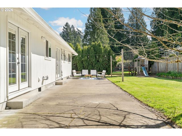 3850 CEDAROAK Dr, West Linn, OR 97068