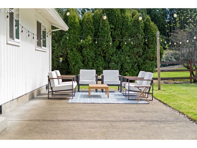 3850 CEDAROAK Dr, West Linn, OR 97068