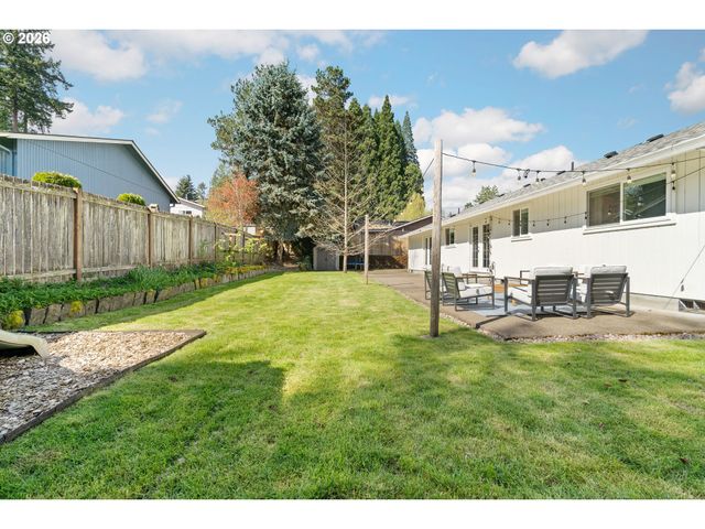 3850 CEDAROAK Dr, West Linn, OR 97068