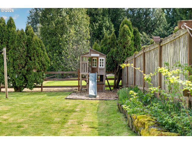 3850 CEDAROAK Dr, West Linn, OR 97068