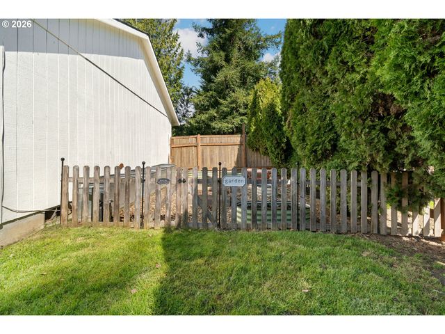 3850 CEDAROAK Dr, West Linn, OR 97068