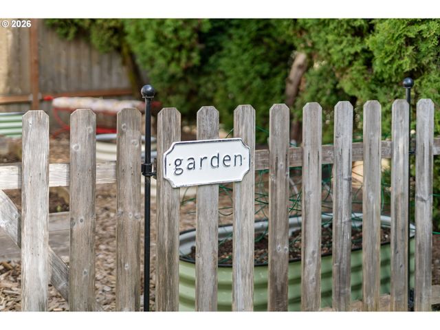 3850 CEDAROAK Dr, West Linn, OR 97068