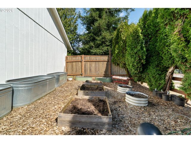 3850 CEDAROAK Dr, West Linn, OR 97068