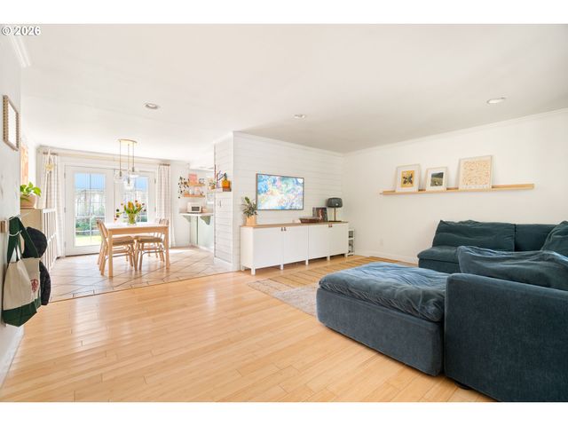 3850 CEDAROAK Dr, West Linn, OR 97068