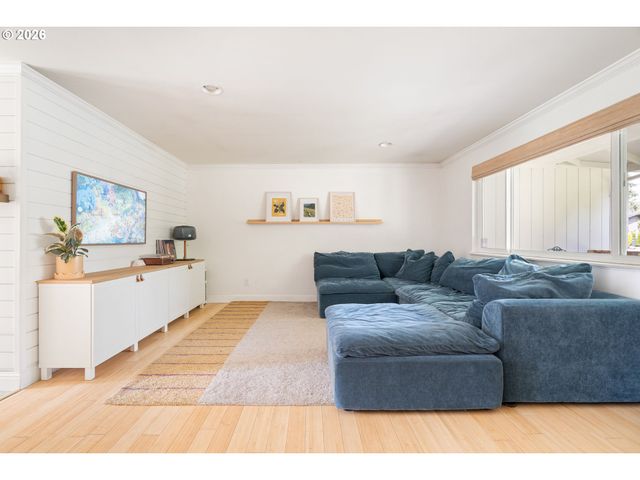 3850 CEDAROAK Dr, West Linn, OR 97068