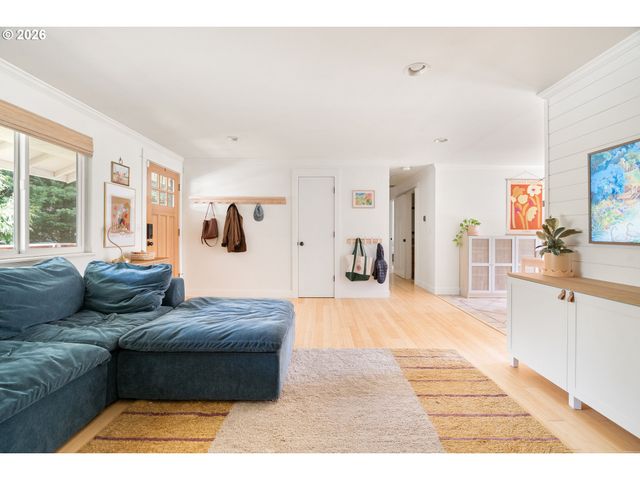 3850 CEDAROAK Dr, West Linn, OR 97068