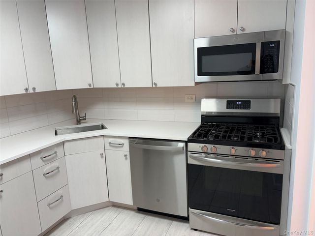 1 Bay Club Drive 19B, Bayside, NY 11360