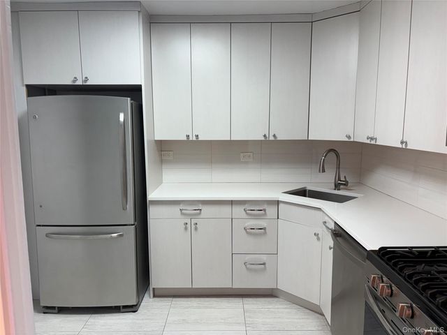 1 Bay Club Drive 19B, Bayside, NY 11360