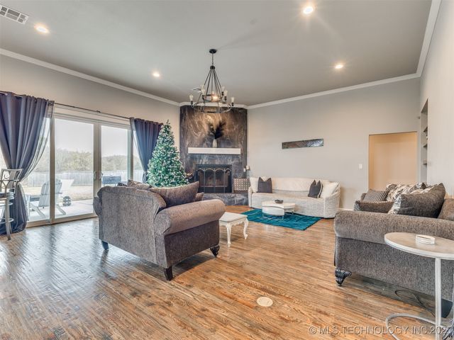 17243 S 21st East Avenue, Mounds, OK 74047