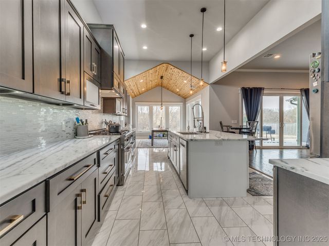 17243 S 21st East Avenue, Mounds, OK 74047